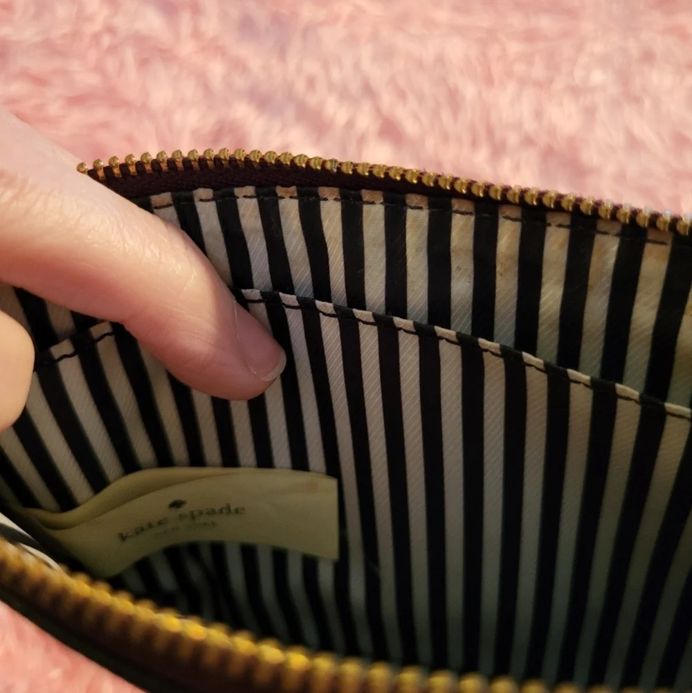 KATE SPADE LARGE WRISTLET WINE COLOR EUC